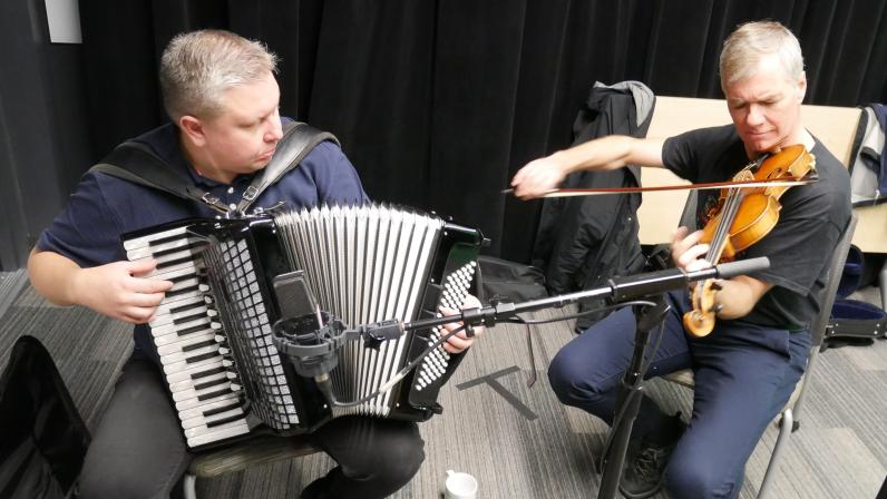 Pasi Pasanen plays the accordion and Per-Thomas Eriksson plays the fiddle.