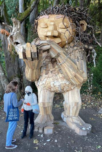 Two Danish students next to Dambo troll